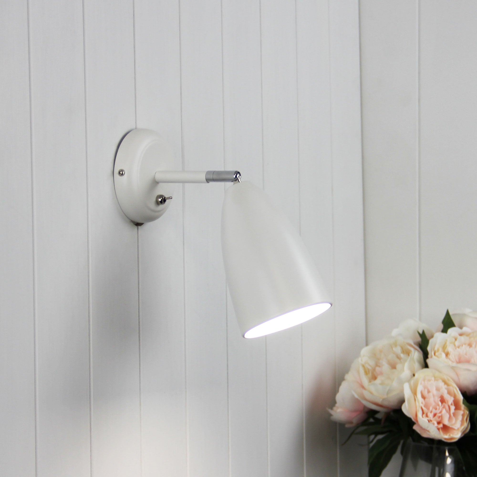 SALEM ADJUSTABLE WALL LIGHT WHITE w/SWITCH - OL55211WH