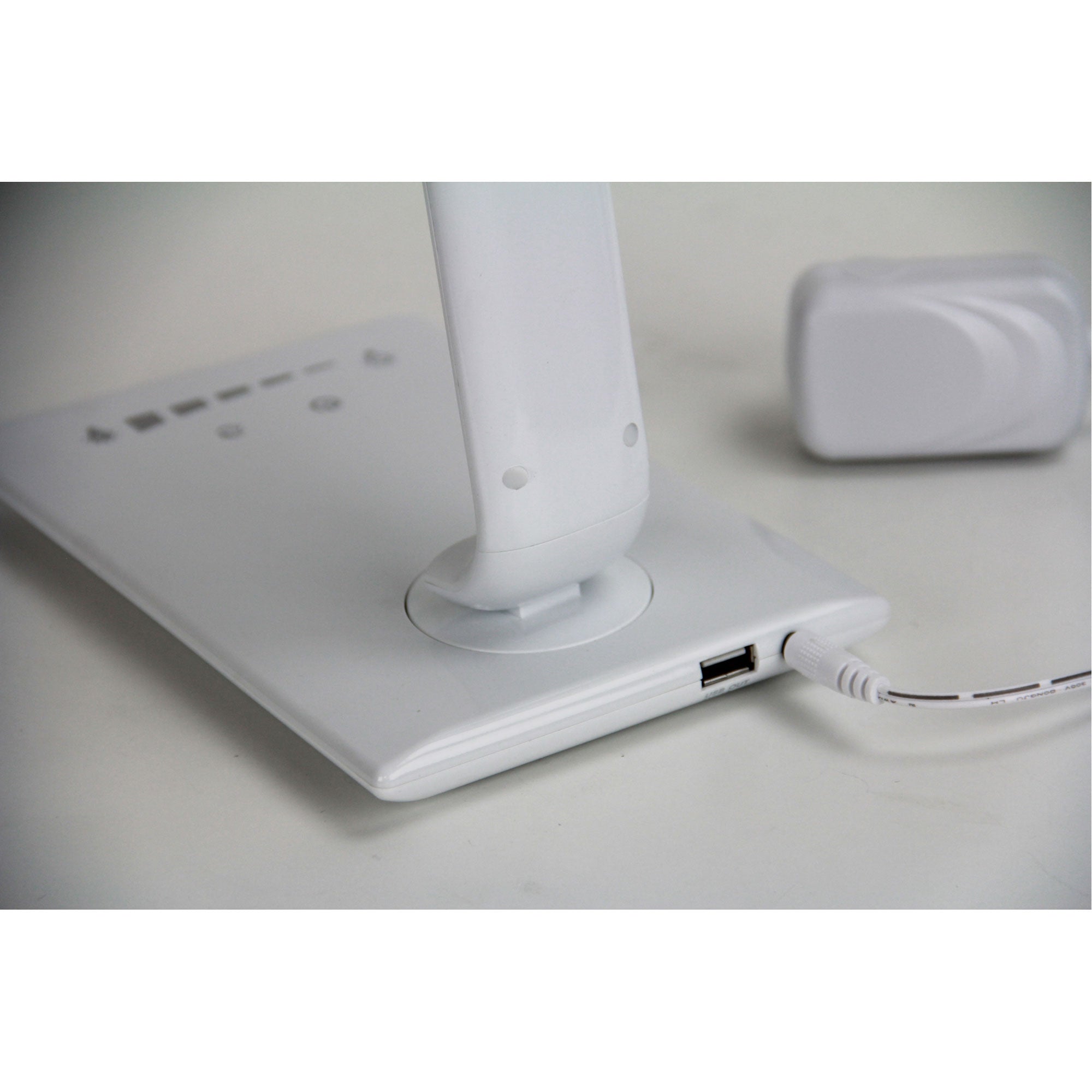 LUKE LED WHITE DESK LAMP TOUCH DIM USB PORT - OL92631WH
