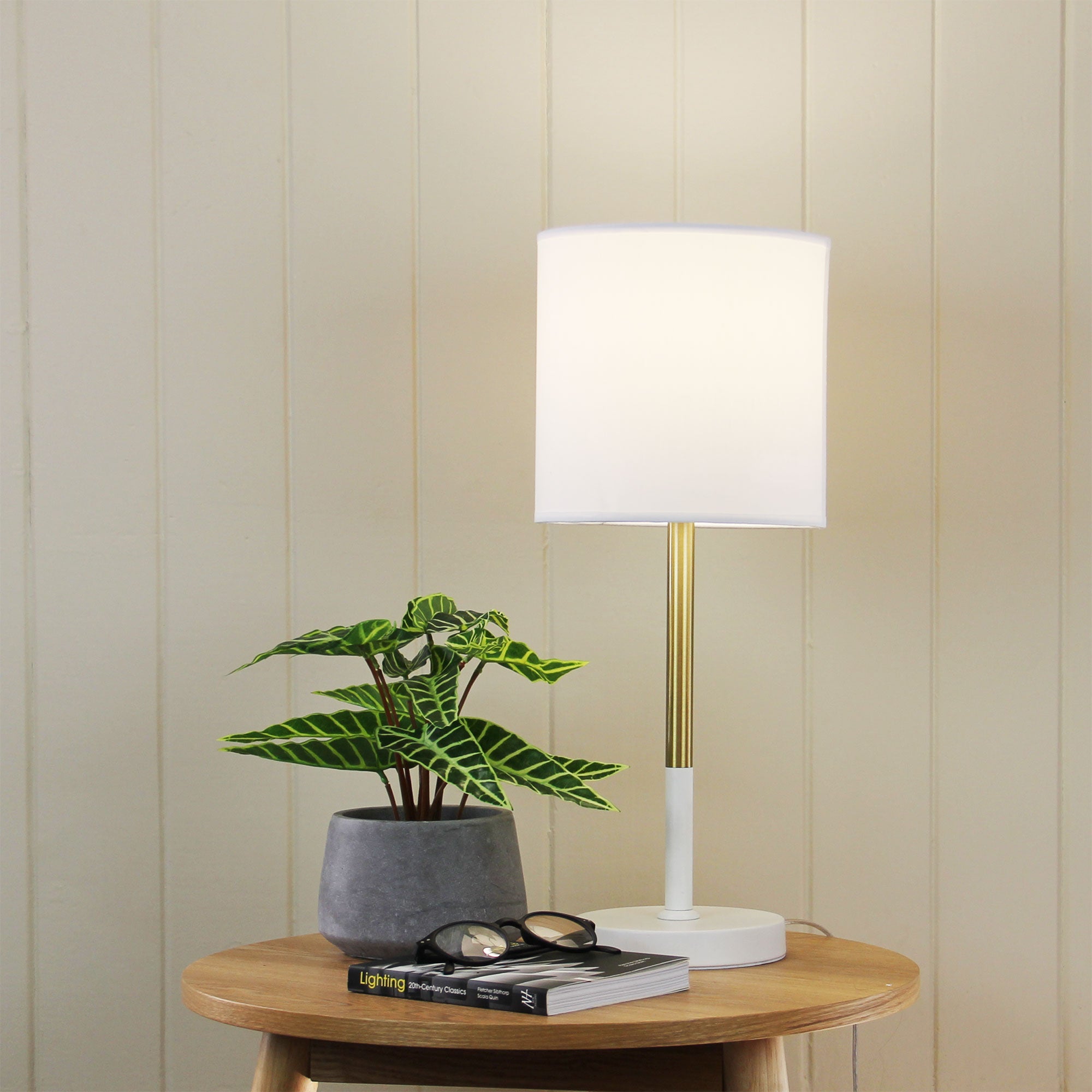 CORDA White Hamptons Table Lamp White and Brass - OL93171WH