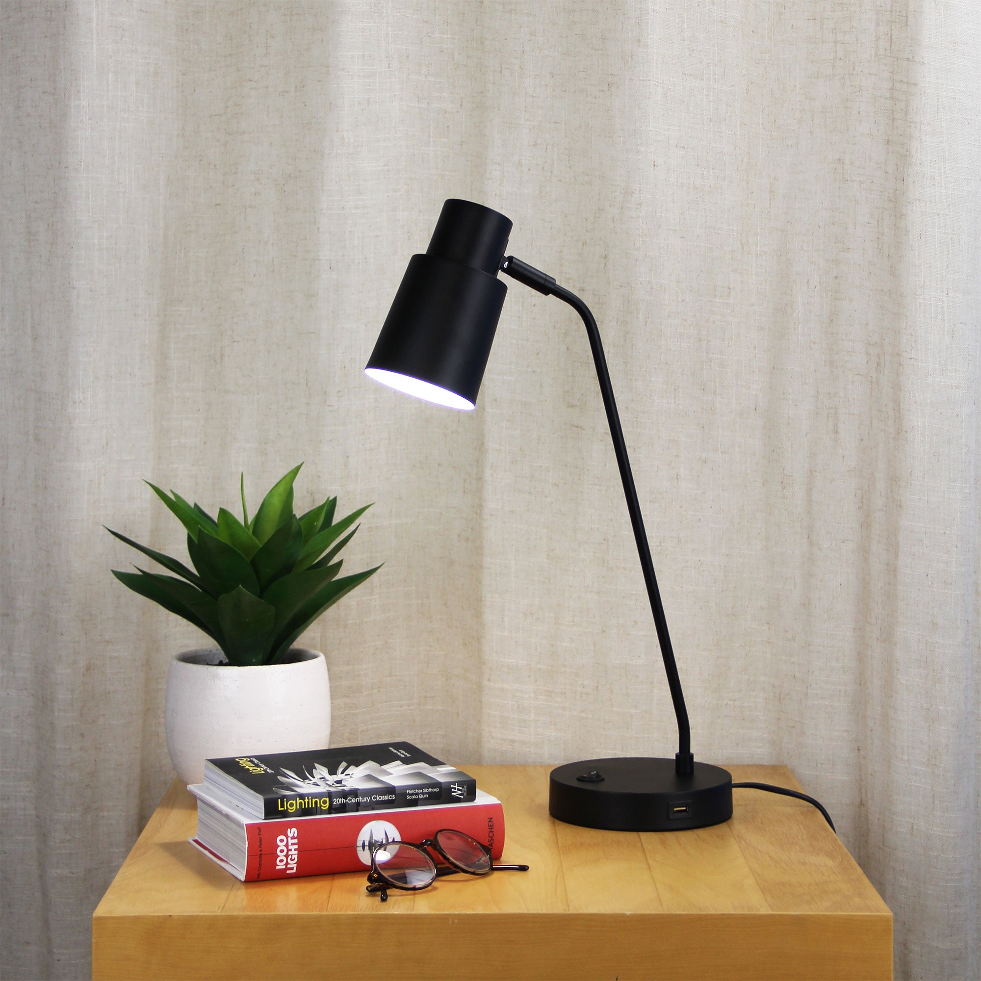 RIK DESK LAMP Black Table lamp with USB socket - OL93911BK