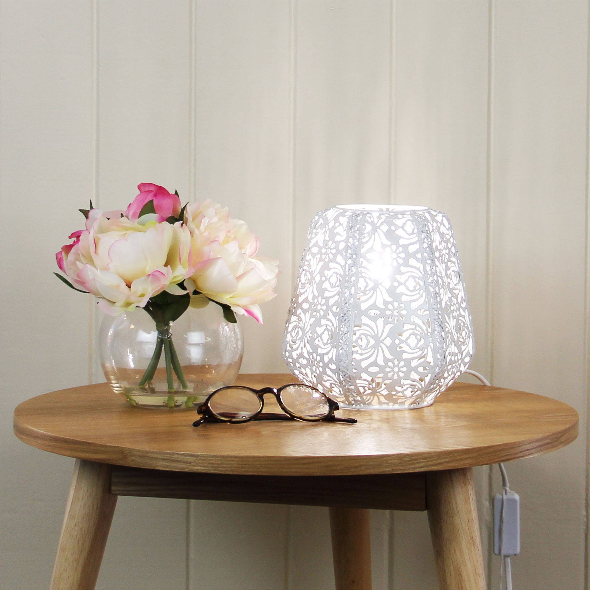 LACE LASER CUT ANTIQUE WHITE METAL TABLE LAMP - OL97317WH
